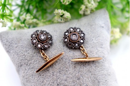  Botões de punho em ouro e prata com diamantes (2) em talhe brilhante e lascas